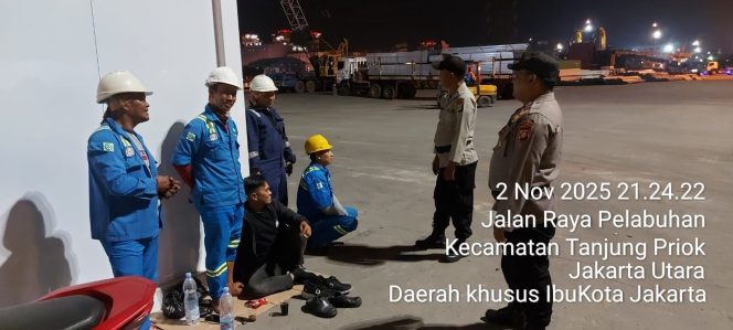 
					Polsubsektor Inggom Gelar Patroli Dialogis, Jaga Situasi Kamtibmas di Kawasan Pelabuhan Tanjung Priok