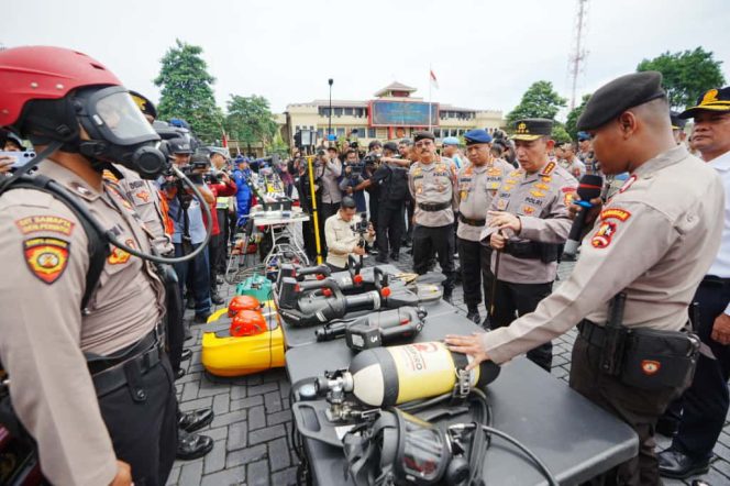 
 Kapolri Tinjau Sarana-Prasarana Pada Apel Kesiapan Tanggap Bencana di Mako Brimob