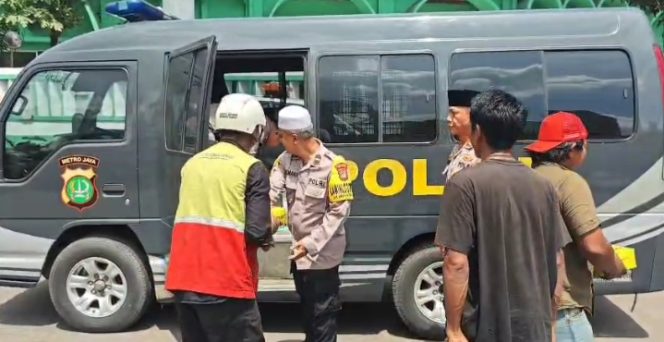 
					Baglog Polres Pelabuhan Tanjung Priok Gelar Jum’at Berkah Peduli Berikan Makanan Kepada Buruh, Sopir, Satpam, Kernet