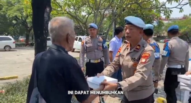 
					Sipropam Polres Priok, Gelar Jum’at Peduli Jumat Berkah, Berikan Makanan dan Imbauan Kamtibmas