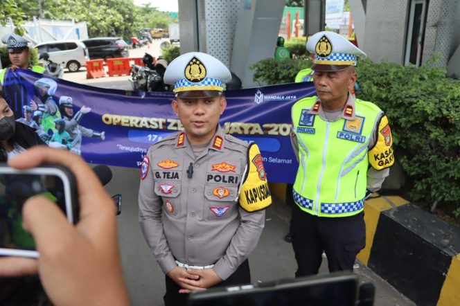 
					Operasi Zebra Polres Pelabuhan Priok, Polisi Tindak Pengendara Lawan Arus hingga Main HP saat Berkendara