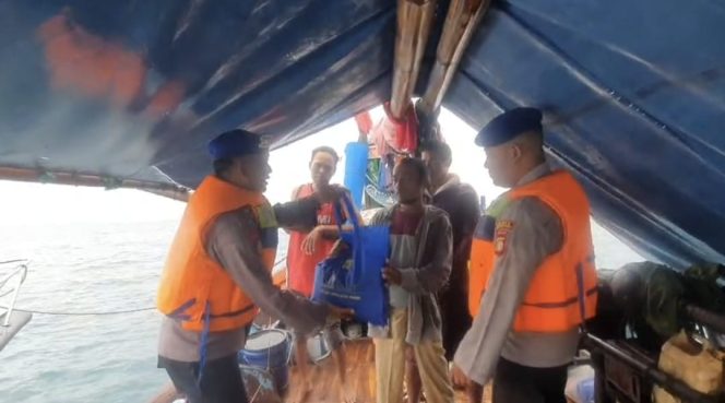 
 Patroli Dialogis Satpolairud di Laut Kepulauan Seribu, Polisi Ingatkan Nelayan Soal Keselamatan dan Cuaca Buruk