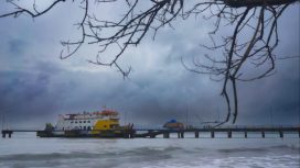 Penyeberangan dengan kapal ASDP