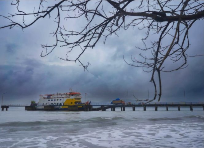 
					Penyeberangan dengan kapal ASDP