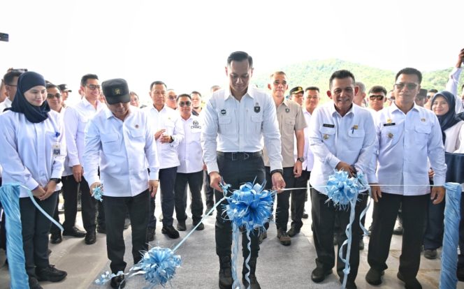 
					Menko AHY dan Menhub di sela peresmian Pelabuhan Penyeberangan