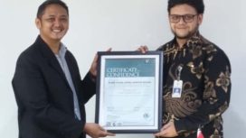 Kepala BKKP saat menerima Sertifikat ISO