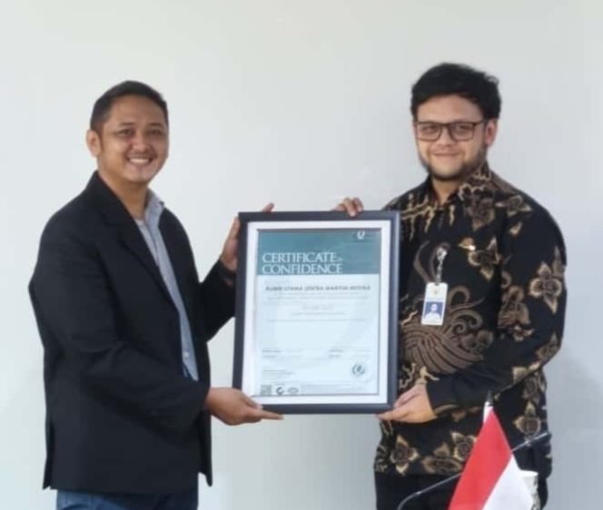 
					Kepala BKKP saat menerima Sertifikat ISO