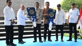 Penyerahan kunci bus untuk sekolah rakyat secara simbolis