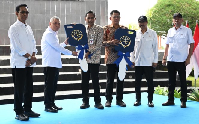 
					Penyerahan kunci bus untuk sekolah rakyat secara simbolis