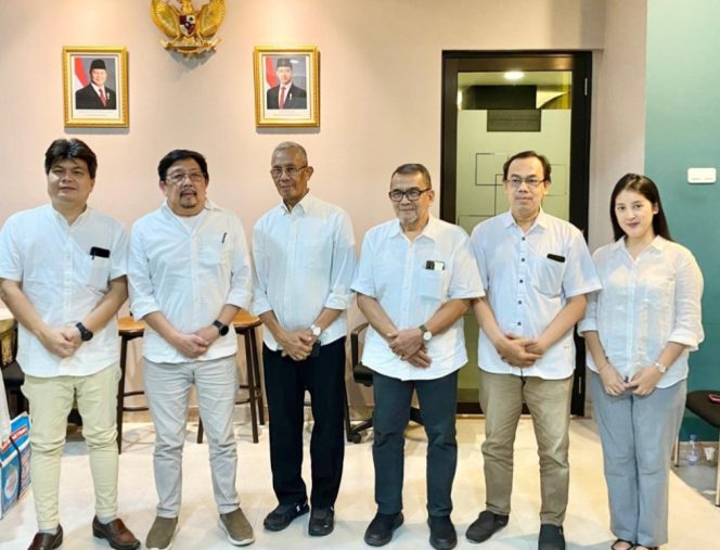 
					Ketua INFA bersama jjajaran pengurus

