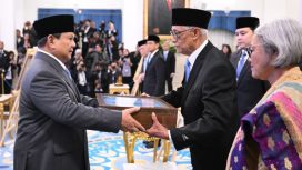 Presiden Prabowo saat memberikan Gelar Pahlawan pada 10 ahli waris