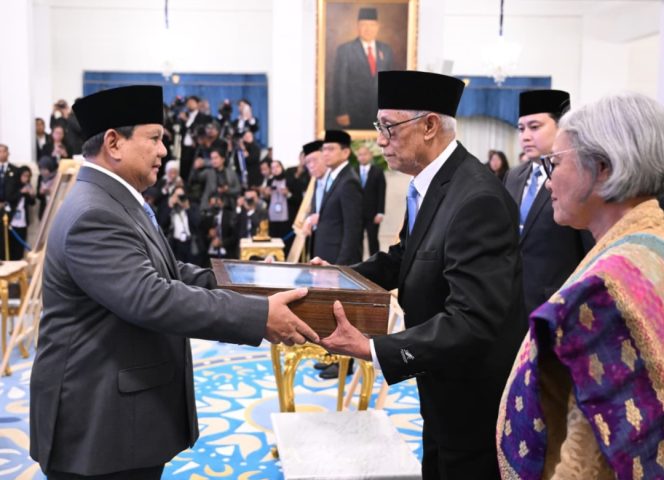 
					Presiden Prabowo saat memberikan Gelar Pahlawan pada 10 ahli waris