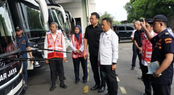 
					Dirjen Hubdat saat tinjau ramcheck di PO Bus Sinar Jaya