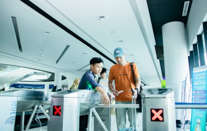 
					Gate penumpang di Pelabuhan Penyeberangan