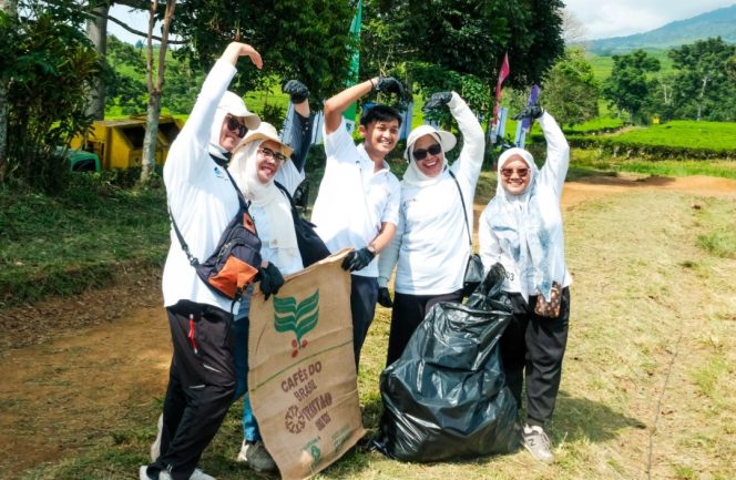 
					Aksi bersih area wisata Pagar Alam, Sumsel