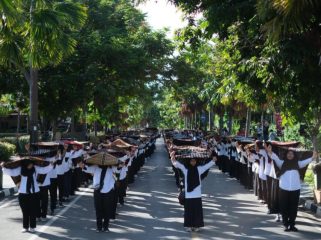Bentang Kain Songke Manggarai di pembukaan Komodo Waterfront 2025