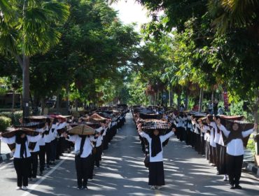 Bentang Kain Songke Manggarai di pembukaan Komodo Waterfront 2025