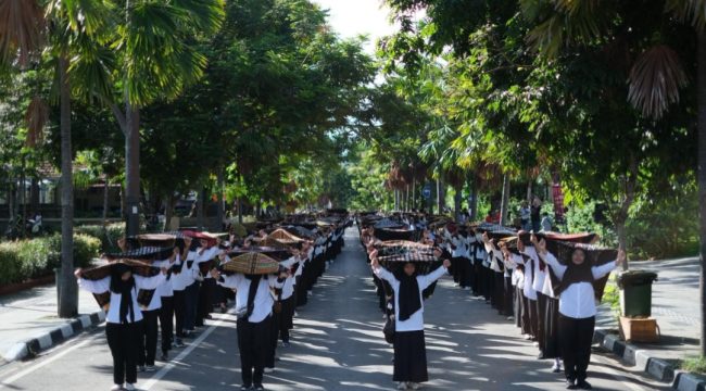 Bentang Kain Songke Manggarai di pembukaan Komodo Waterfront 2025