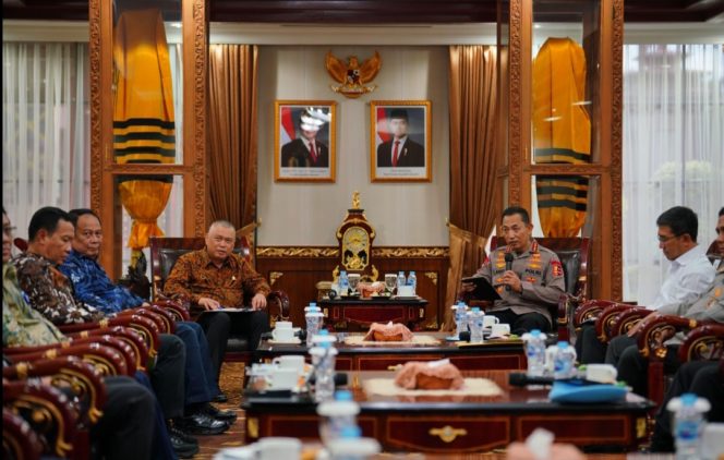 
					Menhub bersama Kapolri dan jajaran kedua instansi