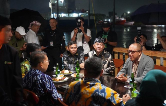 
					Kepala KSOP Cirebon saat menghadiri Festival Seni Media 2025