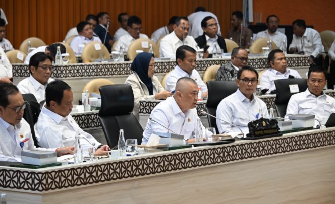 
					Menhub dan jajaran pimpinan Kemenhub di Gedung DPR