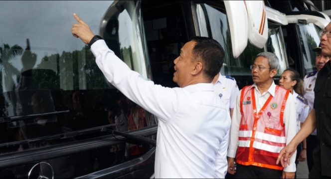 
					Dirjen Hubdat saat lakukan inspeksi kendaraan umum