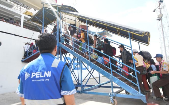 
					Penumpang kapal PELNI