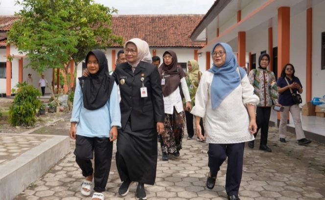 
					Bupati Kebumen Lilis Nuryani Sambangi Sekolah Rakyat Pejagoan 