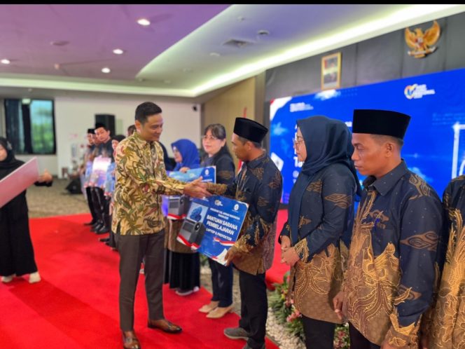 
 Pemberian penghargaan oleh Airnav Indonesia kepada Guru di wilayah 3T