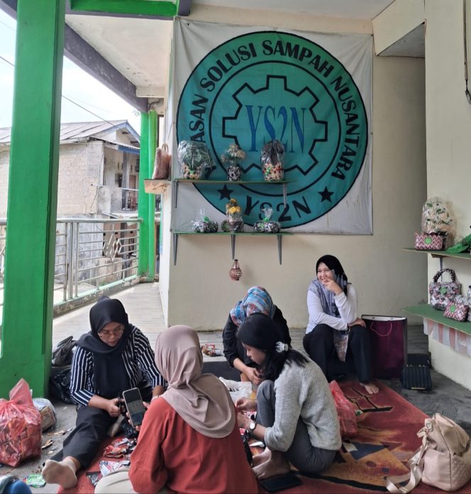 
 Ibu-Ibu Yayasan Solusi Sampah Nusantara Sulap Limbah Plastik Jadi Kerajinan Bernilai