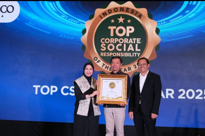 
 ASDP saat menerima penghargaan