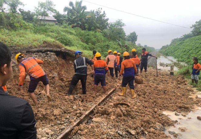 
					Jalur rel terkena musibah longsor 