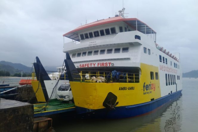 
					Kapal ASDP di Sunatera