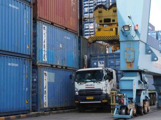 Kegiatan bongkar muat di IPC TPK Area Tanjung Priok 1 Zona 3