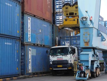 Kegiatan bongkar muat di IPC TPK Area Tanjung Priok 1 Zona 3