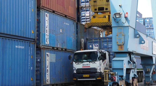 Kegiatan bongkar muat di IPC TPK Area Tanjung Priok 1 Zona 3