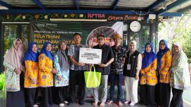 Penyerahan bantuan secara simbolis Pelatihan Urban Farming di RPTRA Green Bisma, Papanggo. Foto istimewa/IPC TPK