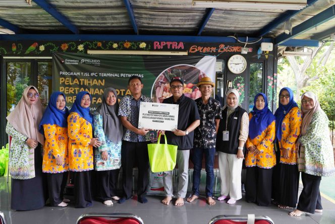
					Penyerahan bantuan secara simbolis Pelatihan Urban Farming di RPTRA Green Bisma, Papanggo. Foto istimewa/IPC TPK 