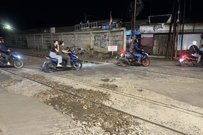 
					Perbaikan Jalur di Perlintasan Kereta Api Cikampek, Masyarakat Diminta Tertib dan Patuh!