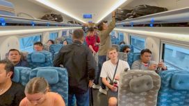 Suasana antusias turis asing saat menaiki Whoosh, ikon baru transportasi modern Indonesia.