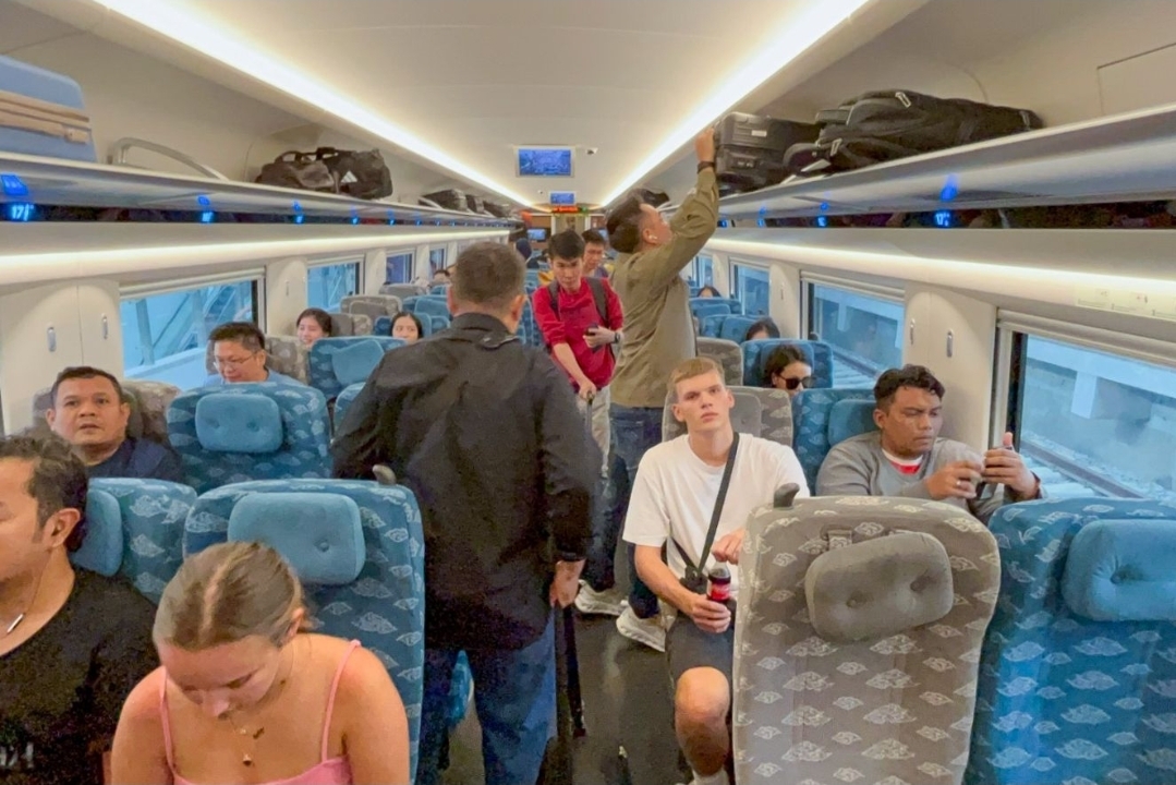 Suasana antusias turis asing saat menaiki Whoosh, ikon baru transportasi modern Indonesia.