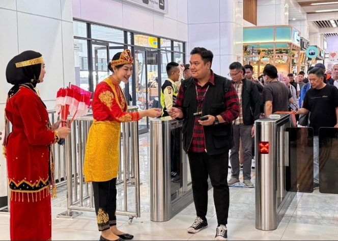 
					Semarak Hari Pahlawan, Petugas Berpakaian Adat dan Ajak Penumpang Mengheningkan Cipta di Perjalanan Whoosh