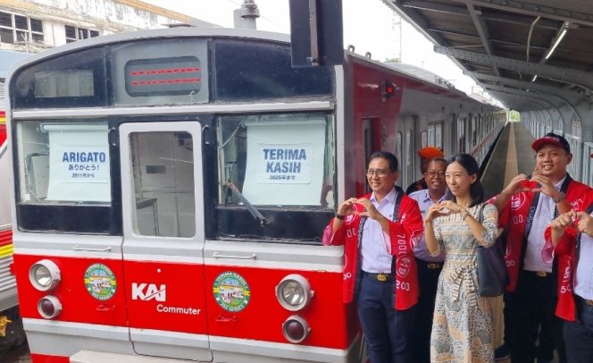 
					Perpisahan Tiga KRL Legendaris, Ribuan Warga Padati Stasiun Jakarta Kota