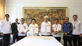 Kepala Badan Mutu KKP, Ishartini (keempat dari kiri) dan Deputi Bidang Perizinan dan Inspeksi BAPETEN (Keempat dari kanan) melaksanakan penandatanganan Perjanjian Kerjasama antara Badan Mutu KKP dan BAPETEN dengan judul Pelaksanaan Pengendalian dan Pengawasan Jaminan Mutu Hasil Kelautan dan Perikanan Terhadap Kontaminasi Zat Radioaktif di Jakarta (10/11).