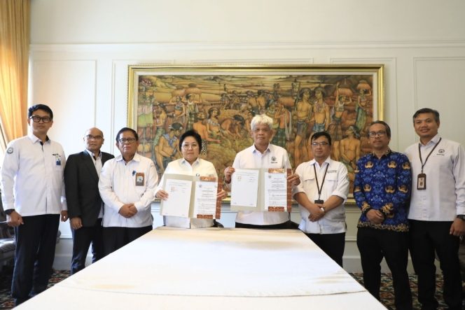 
					Kepala Badan Mutu KKP, Ishartini (keempat dari kiri) dan Deputi Bidang Perizinan dan Inspeksi BAPETEN (Keempat dari kanan) melaksanakan penandatanganan Perjanjian Kerjasama antara Badan Mutu KKP dan BAPETEN dengan judul Pelaksanaan Pengendalian dan Pengawasan Jaminan Mutu Hasil Kelautan dan Perikanan Terhadap Kontaminasi Zat Radioaktif di Jakarta (10/11).