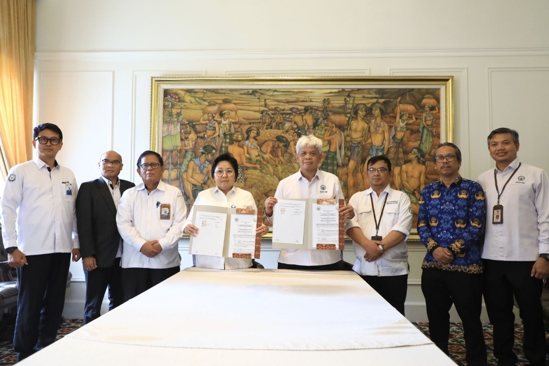 Kepala Badan Mutu KKP, Ishartini (keempat dari kiri) dan Deputi Bidang Perizinan dan Inspeksi BAPETEN (Keempat dari kanan) melaksanakan penandatanganan Perjanjian Kerjasama antara Badan Mutu KKP dan BAPETEN dengan judul Pelaksanaan Pengendalian dan Pengawasan Jaminan Mutu Hasil Kelautan dan Perikanan Terhadap Kontaminasi Zat Radioaktif di Jakarta (10/11).