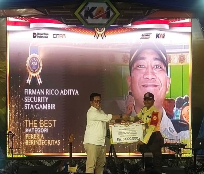 
					KAI Services Apresiasi Petugas Keamanan yang Kembalikan Barang Penumpang Senilai Rp130 Juta