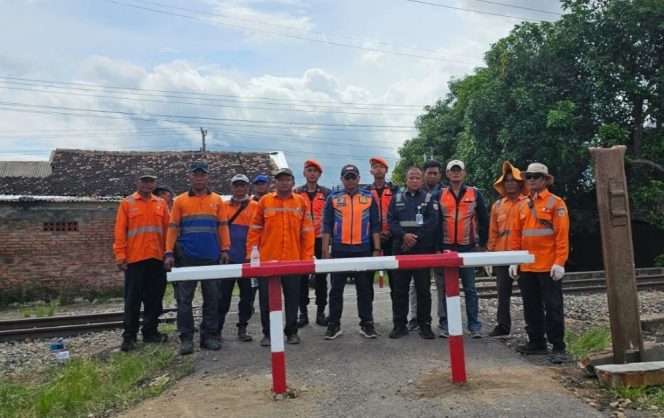 
					KAI Daop 6 Yogyakarta Tutup Perlintasan Liar di Sukoharjo, Total 14 Titik Ditertibkan Sepanjang 2025