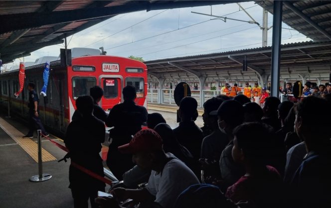
					Pengunjung Padati Museum KRL JELITA Terakhir Kalinya di Stasiun Jakarta Kota “Sayonara!”