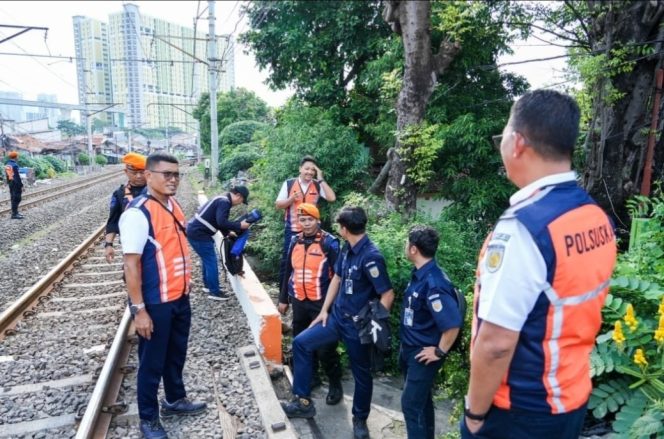 
					KAI Daop 1 Inspeksi Jalur Manggarai–Sudirman, Temukan Turap Miring hingga Bangli di Area Rawan Longsor